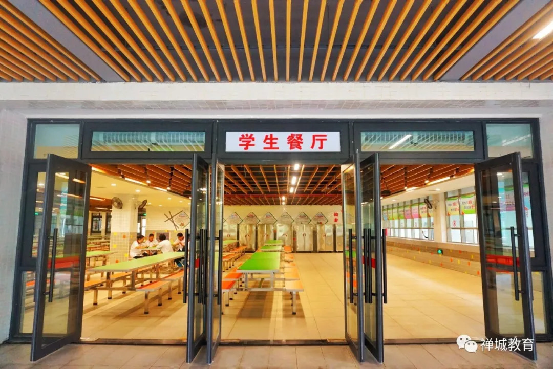 环湖小学东校区正式揭牌,最新实拍颜值爆表