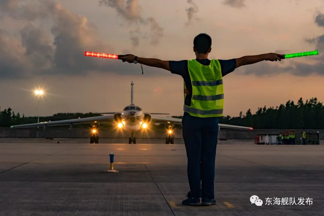 原来,他们就是放飞战鹰的幕后英雄(附"空中美男子"高清大图)