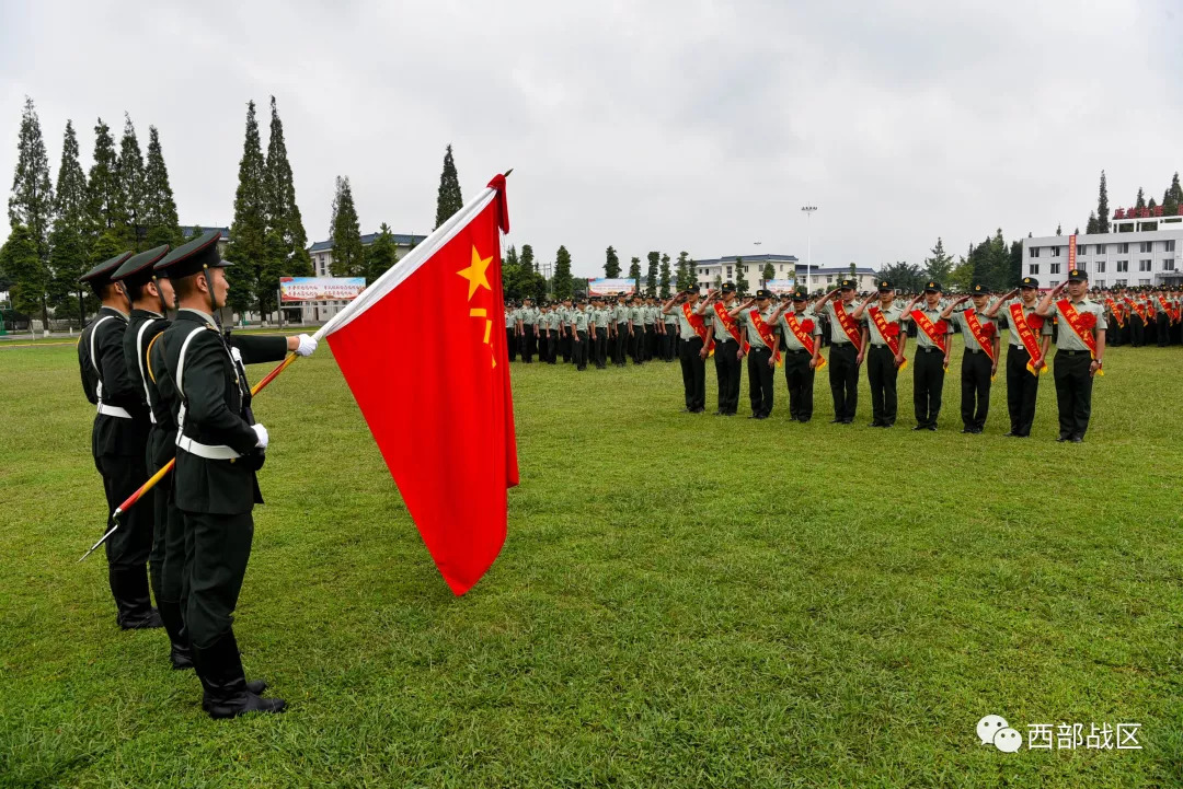 告别向军旗最后一次敬礼