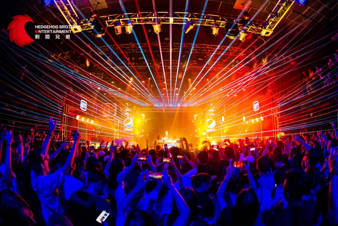 满舒克,王以太等人登上了爱奇艺尖叫之夜演唱会,刺猬现场&中国新说唱