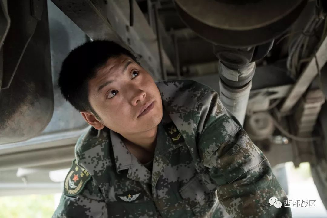 川藏线汽车兵中秋遥寄思念