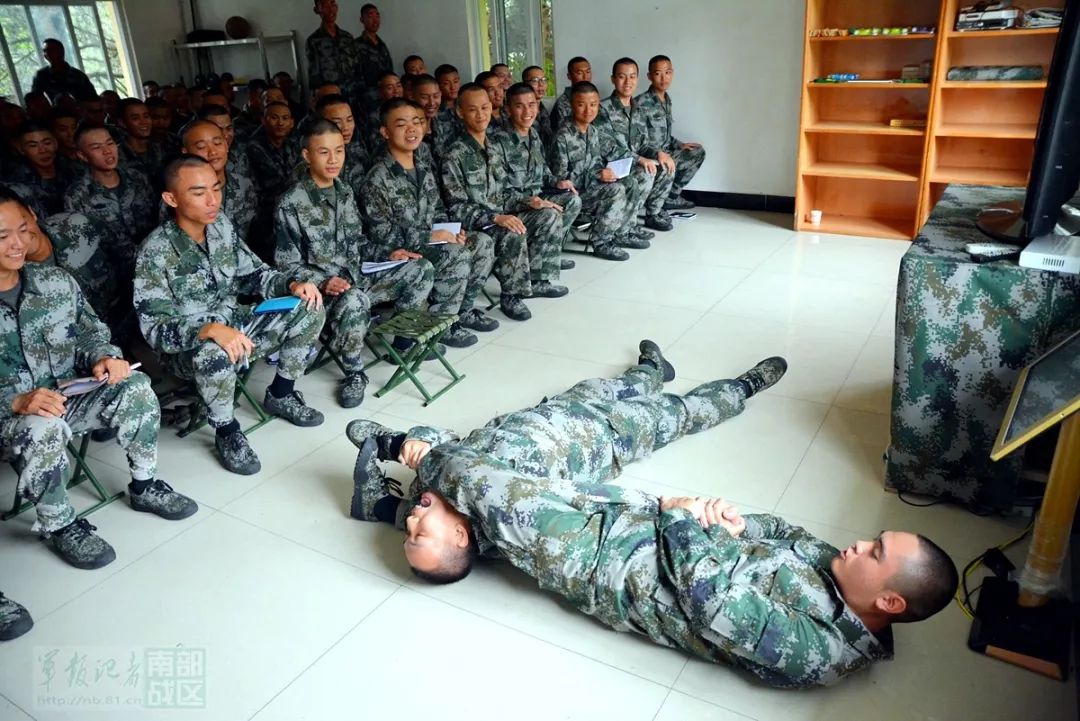 陆军某新兵团一营一直秉承要给新兵引好路,开好头的原则,要求干部骨干