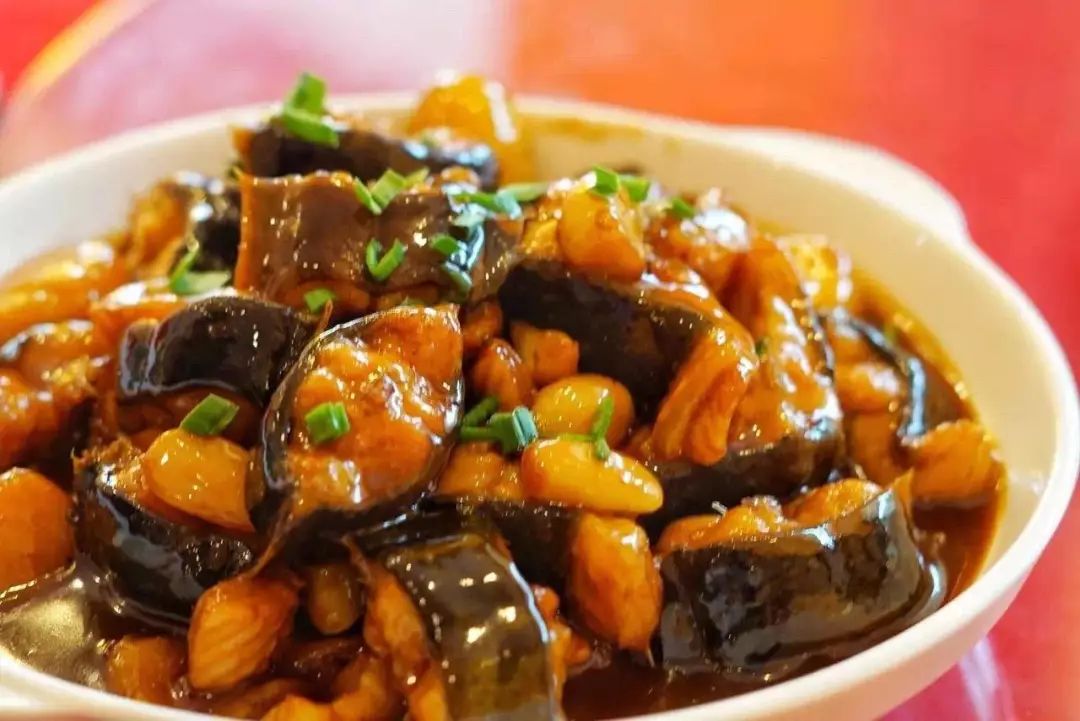 栗子和肉的组合也不错,河鳗肉质紧实,配上栗子风味十足.