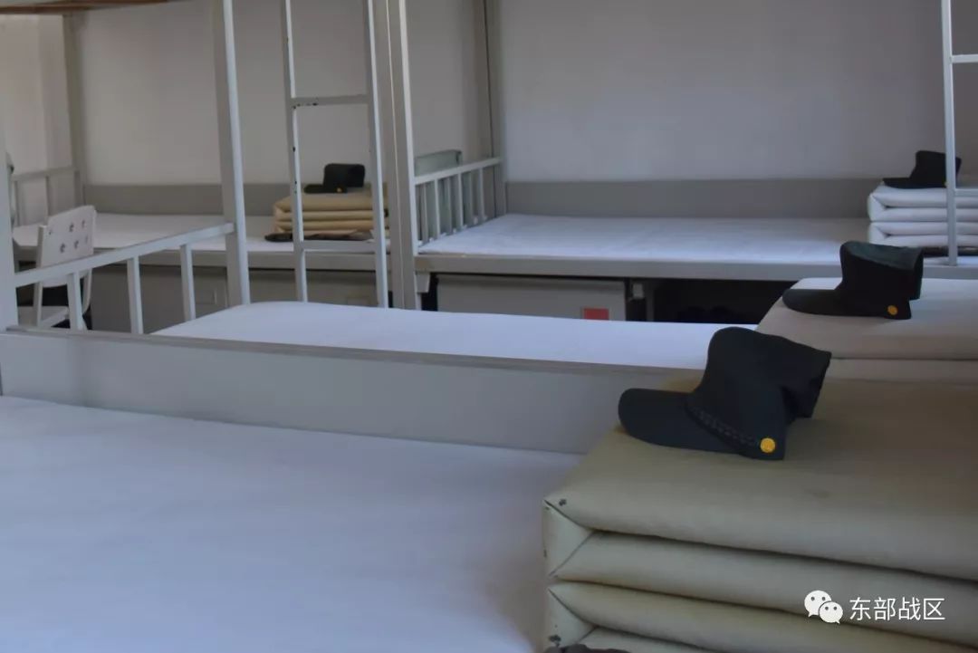 需知,白床单不仅规范了部队内务,做到了整齐划一,还能在冬季拉练的