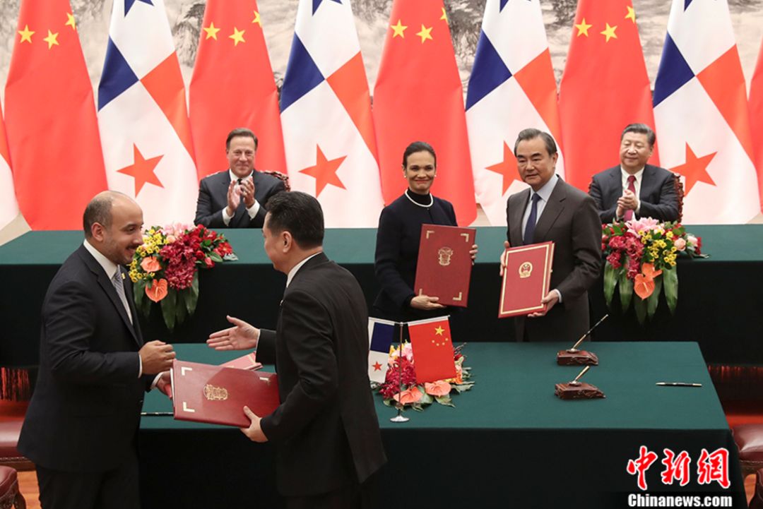 △11月17日,两国元首在会晤后共同见证两边签定共建“一带一块儿”以及经贸、投资、海运、铁路、人力资源、产业园区、农业、质检、民航、旅游等周围十余项配相符文件。