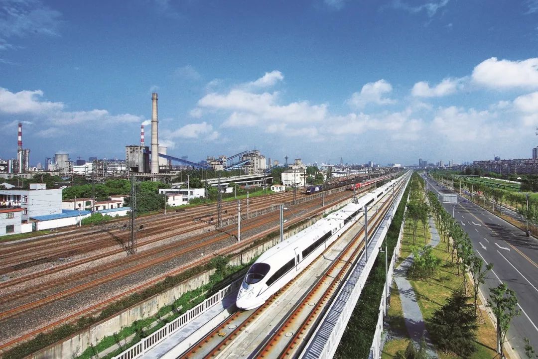 2010年,2011年,沪宁城际铁路,京沪高速铁路竣工通车,无锡进入"高铁
