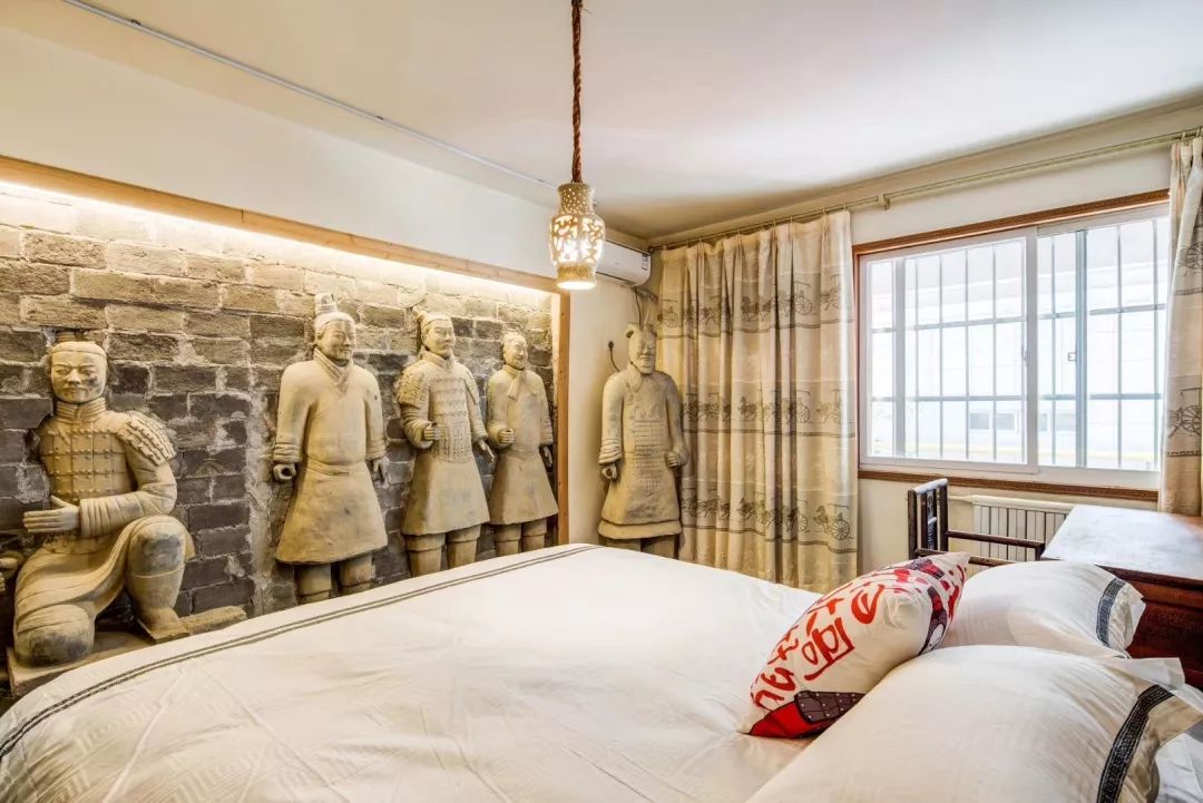 我有个朋友睡进兵马俑主题酒店,吓到半夜播郭德纲壮胆