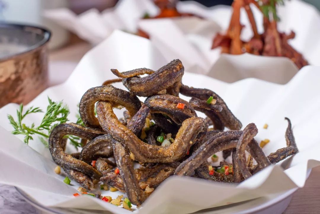 黄鳝炸至外脆里滑,再撒椒盐翻炒,这道惹味菜从上世纪五六十年代开始已