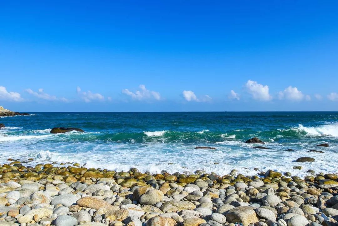 这里弓状的数百米长的海滩上,没有洁白的沙带,人临此境,首先内陆到