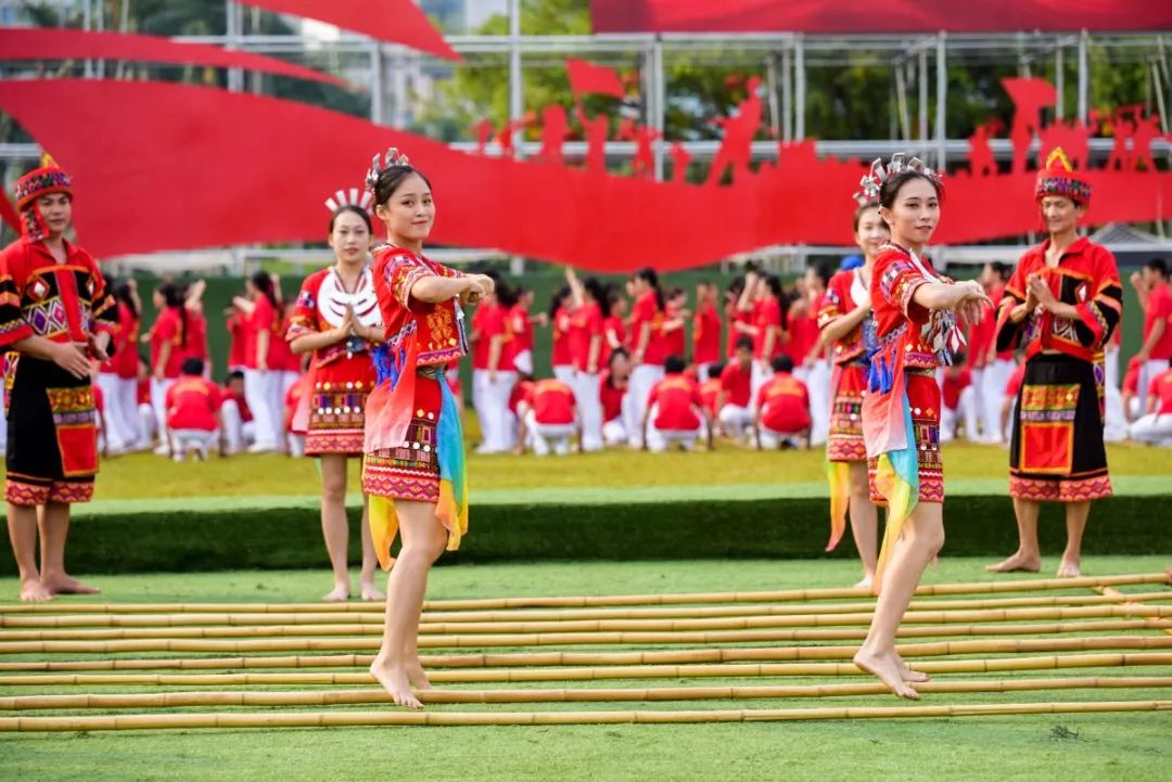 海南省万人共跳竹竿舞 热烈庆祝中华人民共和国成立70周年|热烈庆祝_