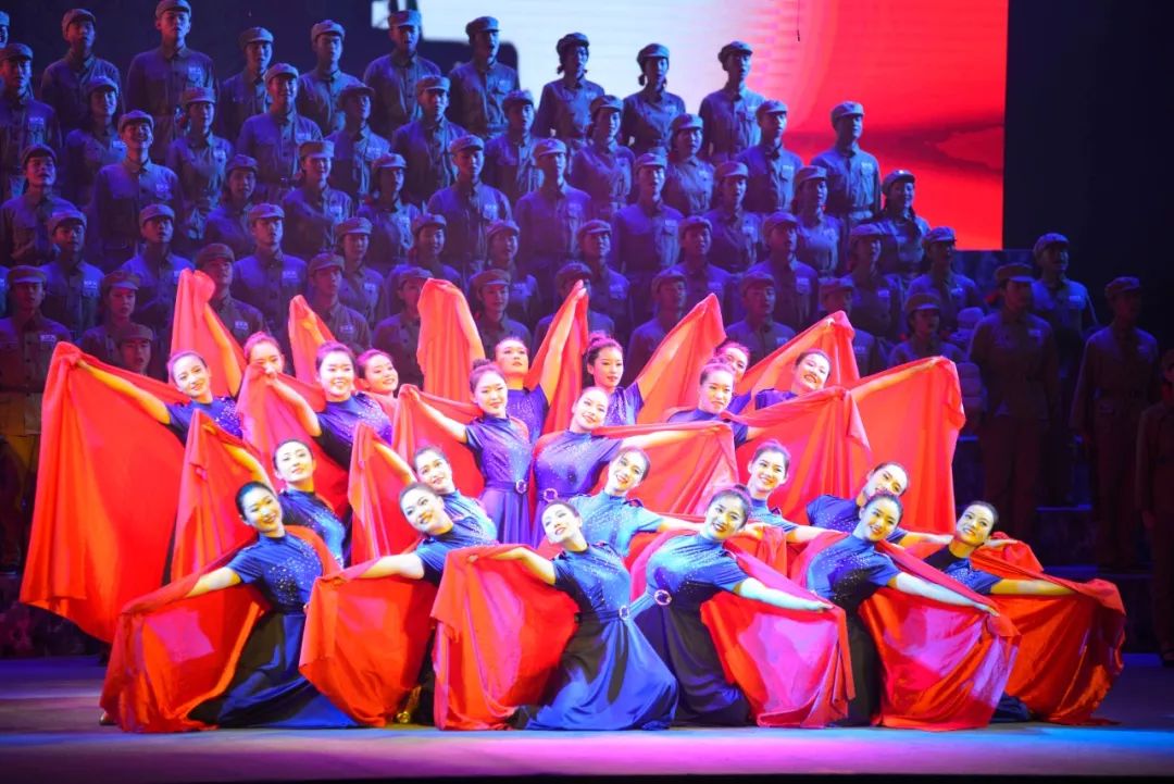 歌舞《听,国旗的飘扬声》配乐诗朗诵《初心如炬通未来》舞蹈《心语》