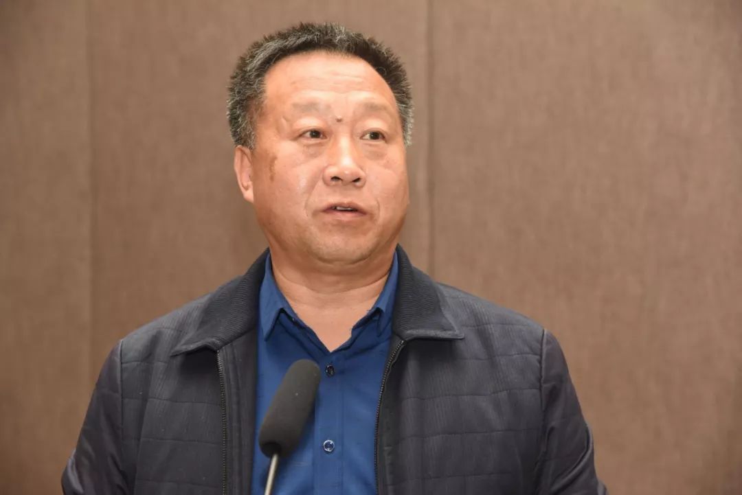 会长,中建利源董事长陈国柱为11名获奖嘉宾颁发了"中金协2019年度钢筋