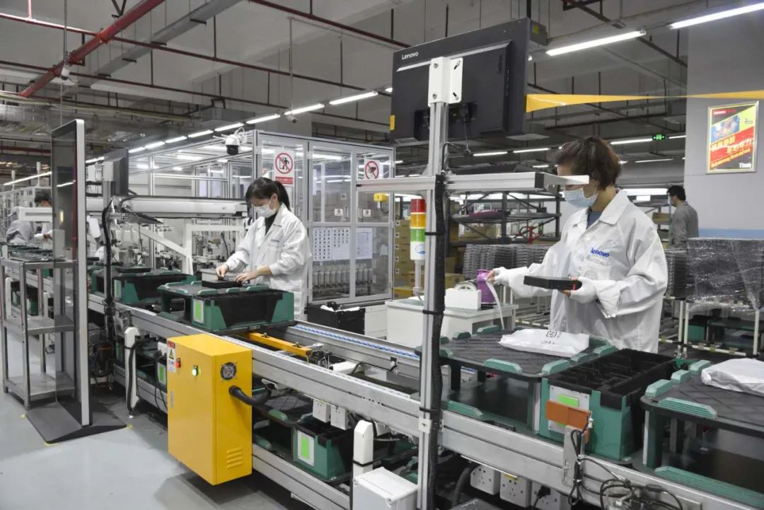 员工在联想深圳工厂复工复产.资料照片