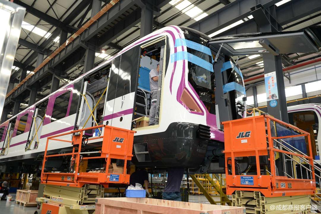 成都紫色地铁5号线列车首次亮相