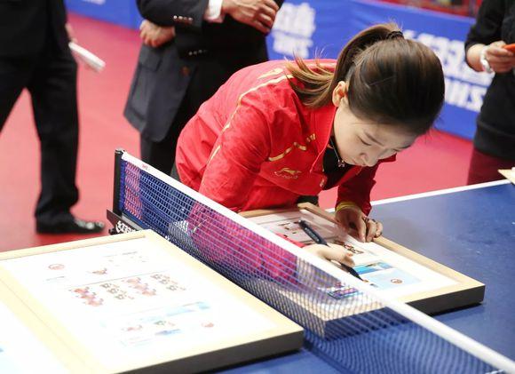 丁宁刘诗雯形象登上纪念邮票 这么可爱的小姐