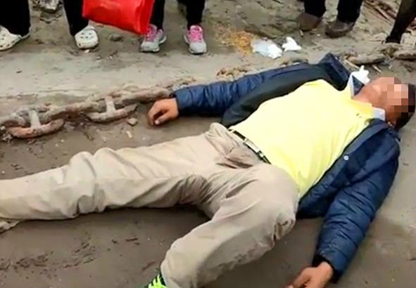男子突发疾病从堡坎摔下倒地不起
