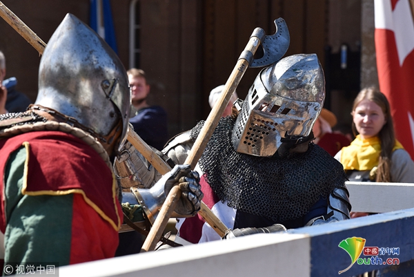 英国举办中世纪战斗锦标赛 重甲武士一展身手