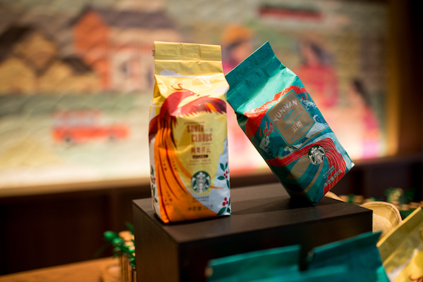 信任佟亚伦的人越来越多,据说在收获季的时候,卖咖啡豆的车能排成队地