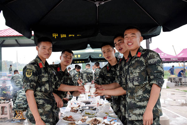 炎炎夏日这个部队克服炎热有绝招