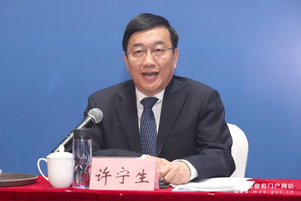 复旦大学校长许宁生代表应认真研究产业发展趋势