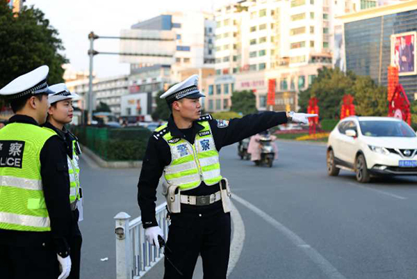 陈新忠在街头执勤。赣州章贡交警 供图