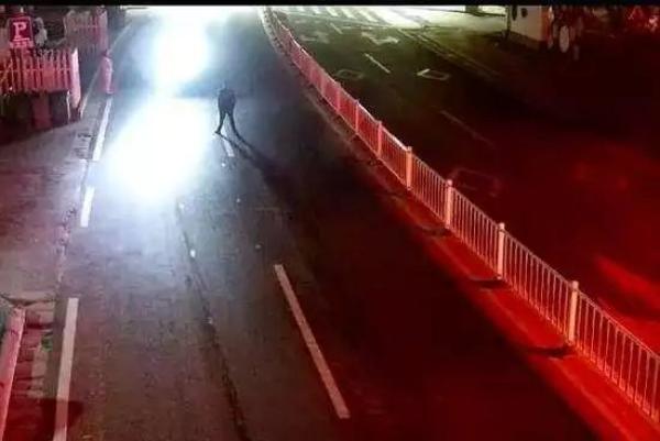 站上快车道以身试爱撞飞后被认定全责:当事人