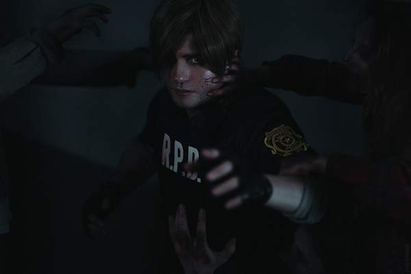 国外小哥cos《生化危机》里昂 造型精致,表情神还原