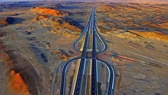 世界最长沙漠公路,耗资370亿,一路风景如画,自驾美爆了!