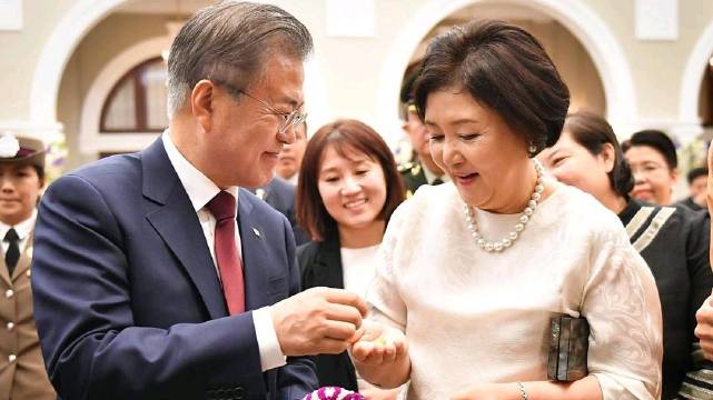 文在寅和妻子金正淑撒狗粮合辑(三)_手机新浪网