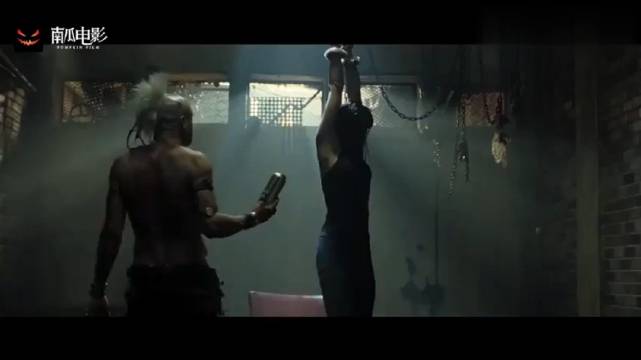 末日侵袭:美女晕倒被抓,小伙竟将她吊起来打,太惨了_手机新浪网