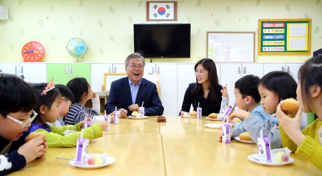 资料图：韩国总统文在寅与儿童座谈（《首尔新闻》）