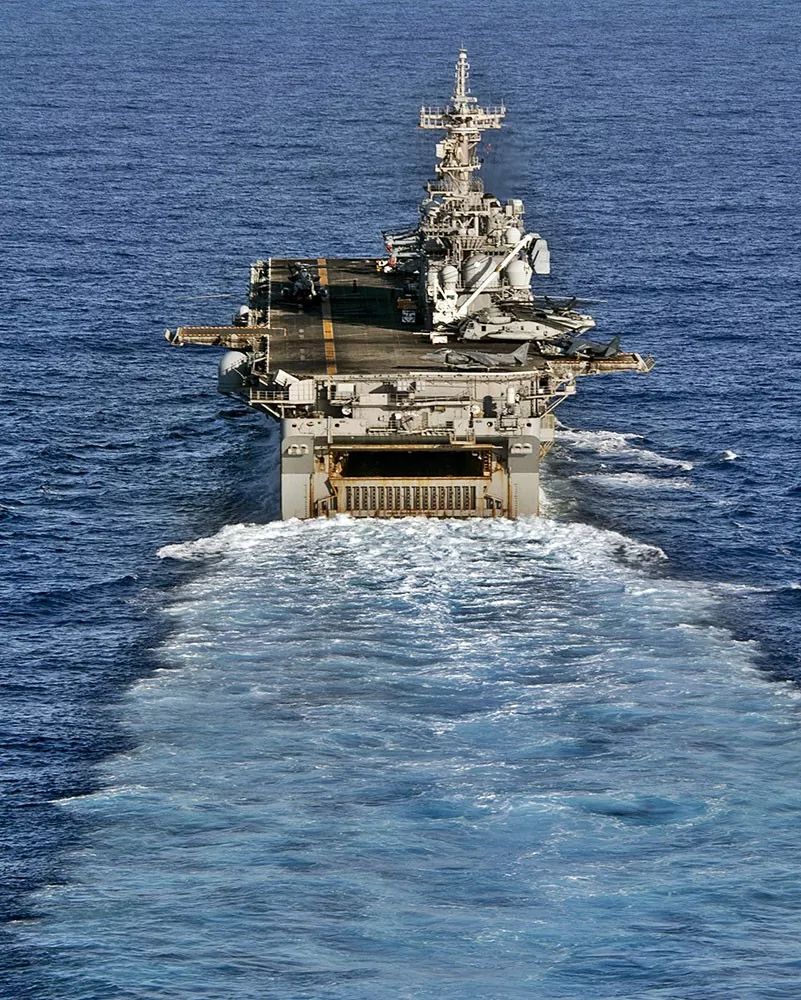 美国海军"拳击手"号两栖攻击舰日常训练 av-8b战机老当益壮