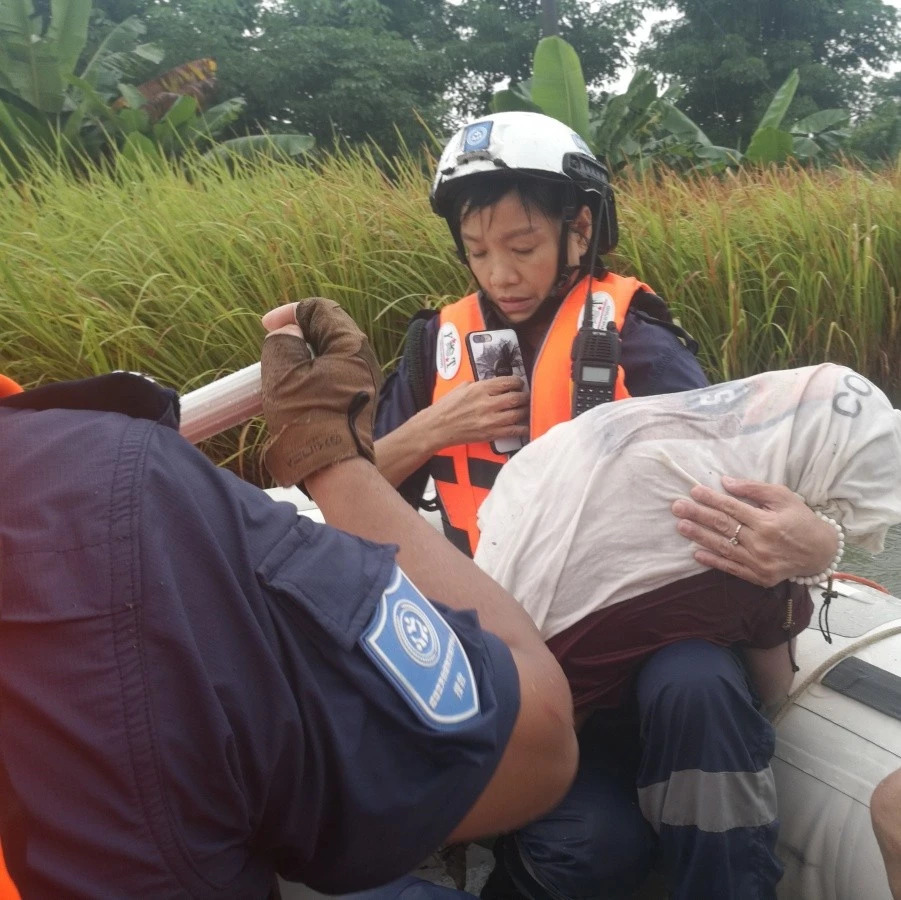 【默哀】汕头被洪水冲走的三个孩子之一被打捞,蓝天队员捞起这一幕