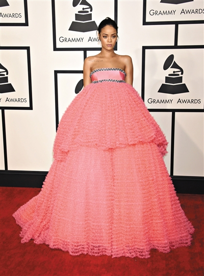 (左图)的着装被网友作为"假发"戴到了sia和小萝莉maddie ziegler头上