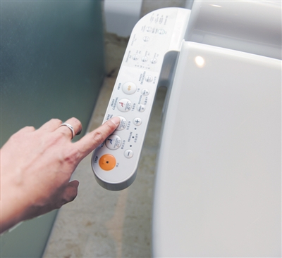 智能马桶盖往往配有按钮繁多的操作面板.