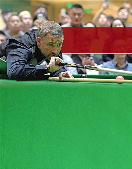 故意输球给球迷 耐心指导女粉丝|亨得利|球迷|斯诺克_新浪娱乐_新浪网