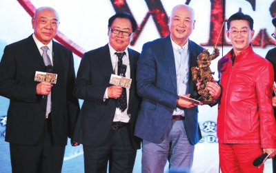 小图:六小龄童,马德华,迟重瑞,刘大刚(右起)再聚首.