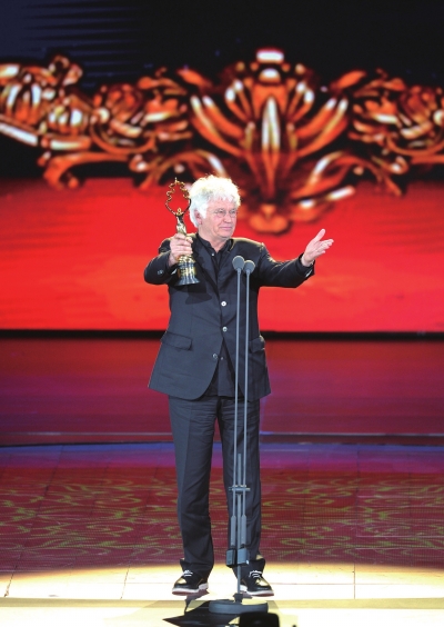 京华时报记者张沫摄▲成龙和吕克·贝松为让·雅克·阿诺颁