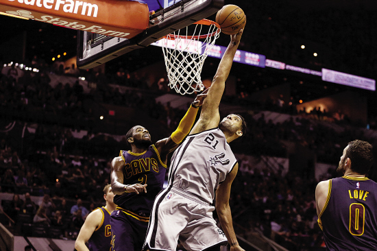 本赛季,邓肯(右)还能上演暴扣这样的激情动作.