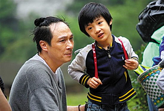 《爸爸去哪儿2》中的吴镇宇父子feynman眼睛受伤接受治疗吴镇宇在受访