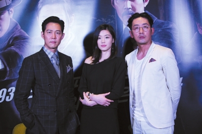 《暗杀》主演李政宰,全智贤,河正宇(左起)合影.