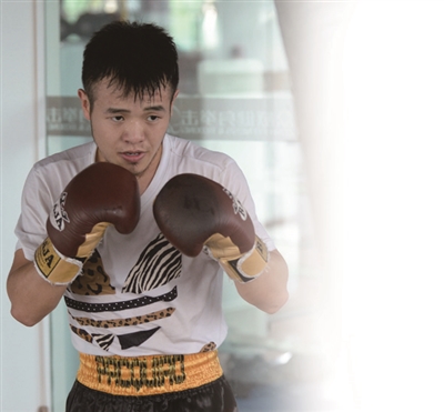 裘晓君有望成世界拳王? 冲顶挑战拳王自称五五开