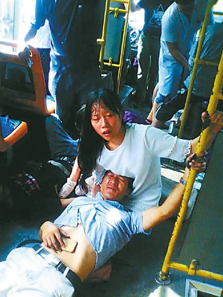 00後女孩跪地為車禍傷者當肉墊獲贊圖