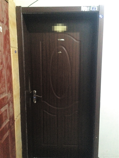 周云露遇害:中传女生在嫌犯出租房内遇害:现场有大摊血迹 昨日,百子湾阳光家园,事发的出租屋大门紧锁。