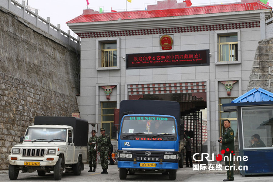 刚刚进入亚东口岸关口正在接受中国边防检查的印度货车(摄影:张攀)