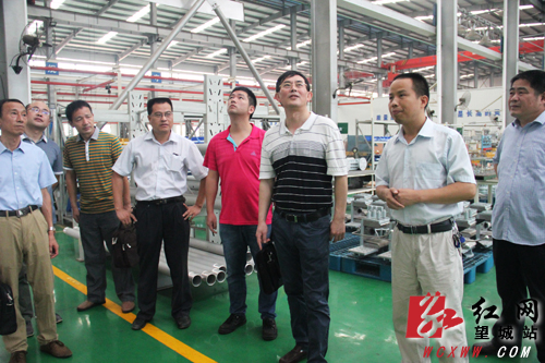 省统计局纪检组长张小华(右三)一行参观长沙高压开关厂.