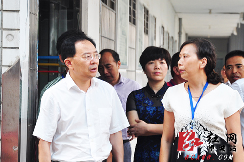 望城区委书记李蔚(左)在区人民医院了解相关情况.