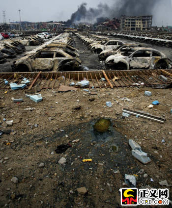 在距离爆炸现场400米外的地面上,记者发现疑似化学品高空坠落的痕迹
