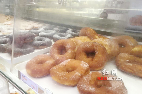 (8月17日,面包新语长沙喜盈门范城店,甜甜圈依然作为招牌美食被重点