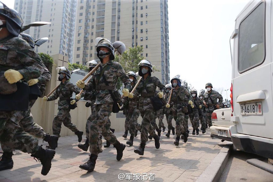 天津警备区部队护送百姓回家清整物品(组图)